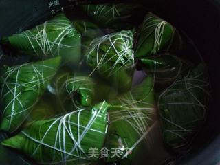 腊肉咸蛋黄粽子的做法步骤:11
