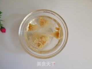 花生银耳羹的做法步骤:2