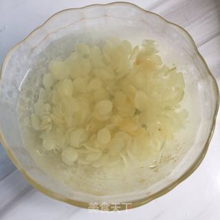 冰糖银耳桃胶羹的做法步骤：3