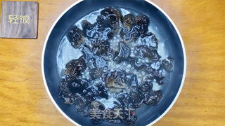 黄花菜炒鸡蛋丨健康养生又好吃!!的做法步骤:2