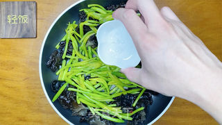 黄花菜炒鸡蛋丨健康养生又好吃!!的做法步骤:6