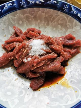黑椒牛柳烩番茄意粉的做法步骤:2