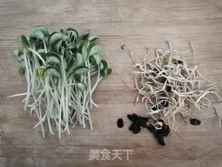 蟹柳黑豆芽汤的做法步骤:2