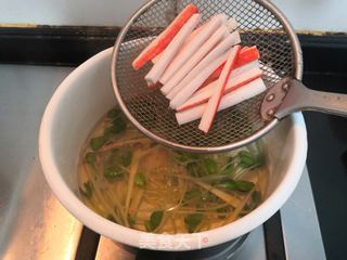 蟹柳黑豆芽汤的做法步骤:14