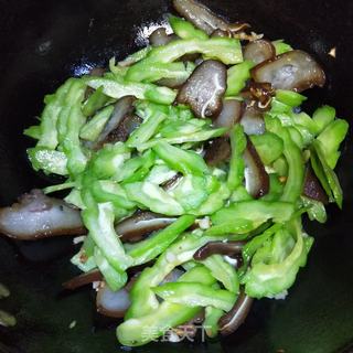 猪耳朵炒苦瓜的做法步骤：6