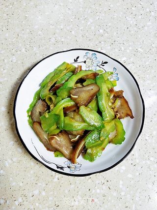猪耳朵炒苦瓜的做法步骤：8