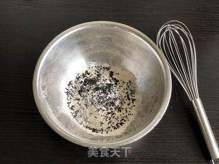 黑芝麻蛋饼的做法步骤：2