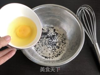 黑芝麻蛋饼的做法步骤：3