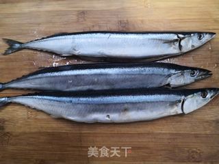 干煎秋刀鱼的做法步骤:2