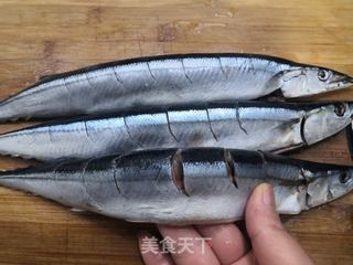 干煎秋刀鱼的做法步骤:3