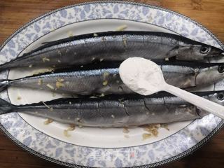 干煎秋刀鱼的做法步骤:7