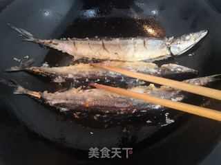 干煎秋刀鱼的做法步骤:10