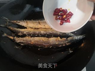 干煎秋刀鱼的做法步骤:11