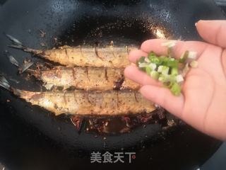 干煎秋刀鱼的做法步骤:15