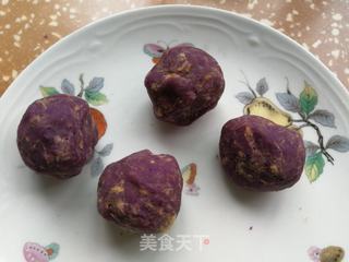 蛋黄紫薯肉松月饼的做法步骤:8