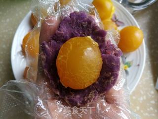 蛋黄紫薯肉松月饼的做法步骤:9