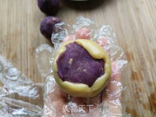蛋黄紫薯肉松月饼的做法步骤:12