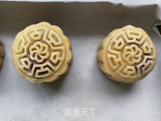 蛋黄紫薯肉松月饼的做法步骤:15