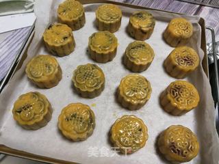 蛋黄紫薯肉松月饼的做法步骤:18