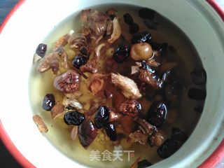 八宝炖鸭汤 的做法步骤：2