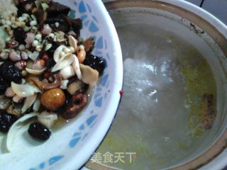 八宝炖鸭汤 的做法步骤：3