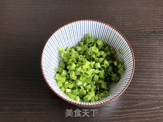 迷你葱香花卷的做法步骤：2