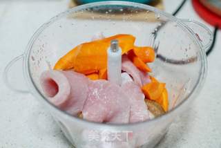 胡萝卜鲜肉饺的做法步骤:2
