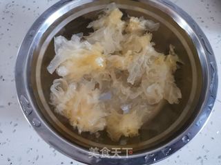 银耳雪梨红枣汤的做法步骤:2