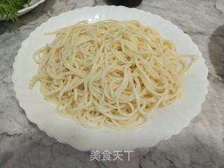 蔬菜香肠炒面的做法步骤:4