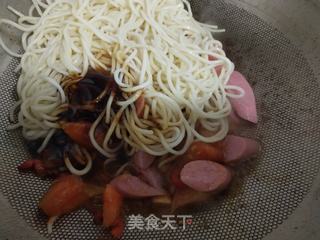 蔬菜香肠炒面的做法步骤:6