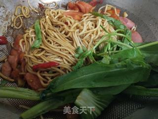 蔬菜香肠炒面的做法步骤:7