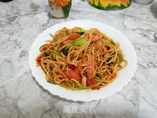 蔬菜香肠炒面的做法步骤:9