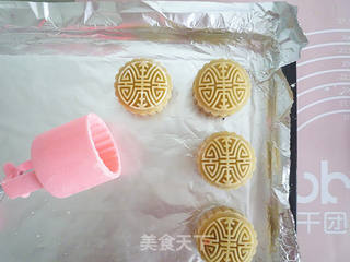 广式肉松芸豆月饼的做法步骤:17