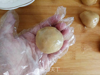 广式莲蓉月饼的做法步骤:10