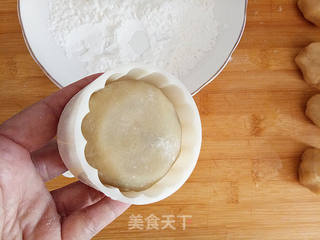 广式莲蓉月饼的做法步骤:12
