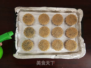 广式莲蓉月饼的做法步骤:14