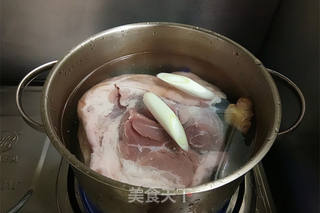 白切肘子的做法步骤:3