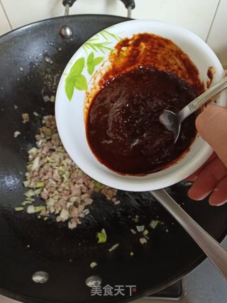 尖椒肉末炸酱荞面的做法步骤:5