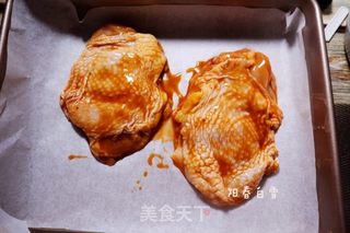 酱香烤鸡腿肉?(烤箱版)烤鸡肉的做法步骤:5