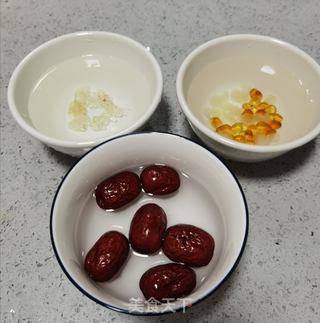 桃胶雪燕皂角米红枣羹的做法步骤:2