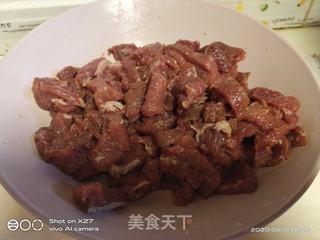 青椒炒牛肉的做法步骤：2