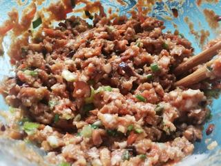 麻辣胡萝卜香菇猪肉饺的做法步骤:2