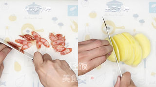 青椒土豆炒腊肠丨懒人最爱,因为它我都爱上做饭了!!!!!的做法步骤:2
