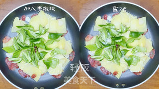 青椒土豆炒腊肠丨懒人最爱,因为它我都爱上做饭了!!!!!的做法步骤:4