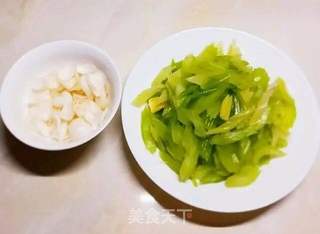 小炒百合香芹丨芳香爽口营养高的做法步骤:2