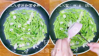 小炒百合香芹丨芳香爽口营养高的做法步骤:4