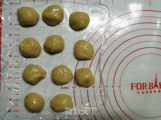 黑芝麻核桃馅月饼的做法步骤:3