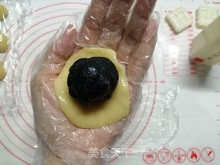 黑芝麻核桃馅月饼的做法步骤:4