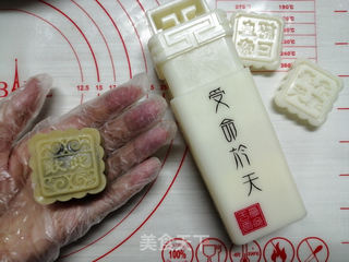 黑芝麻核桃馅月饼的做法步骤:5