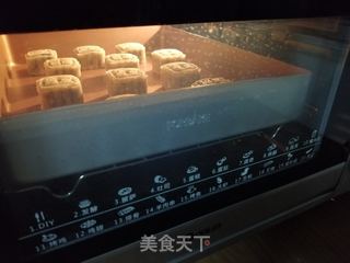 黑芝麻核桃馅月饼的做法步骤：6